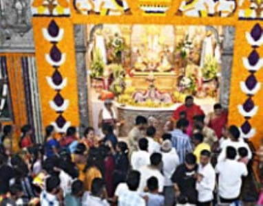 दगडूसेठ मंदिर में रंग-बिरंगे देसी फूलाें से मंदिर की भव्य सजावट